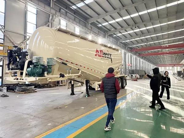 Chào mừng khách hàng Kazakhstan đến thăm hội thảo rơ moóc của bể xi măng hàng loạt