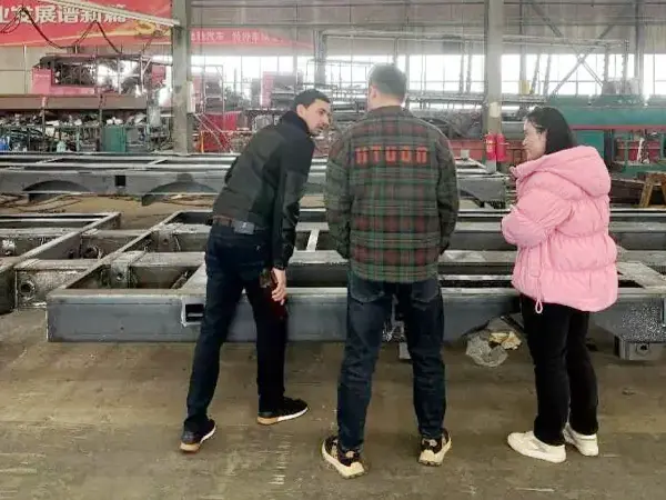Chào mừng khách hàng đến thăm Hội thảo Trailer Flatbed Semi