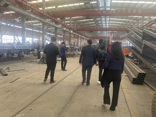 Mua hàng của khách hàng Malian đã sử dụng xe tải đổ Howo để tăng hiệu quả vận chuyển xây dựng
