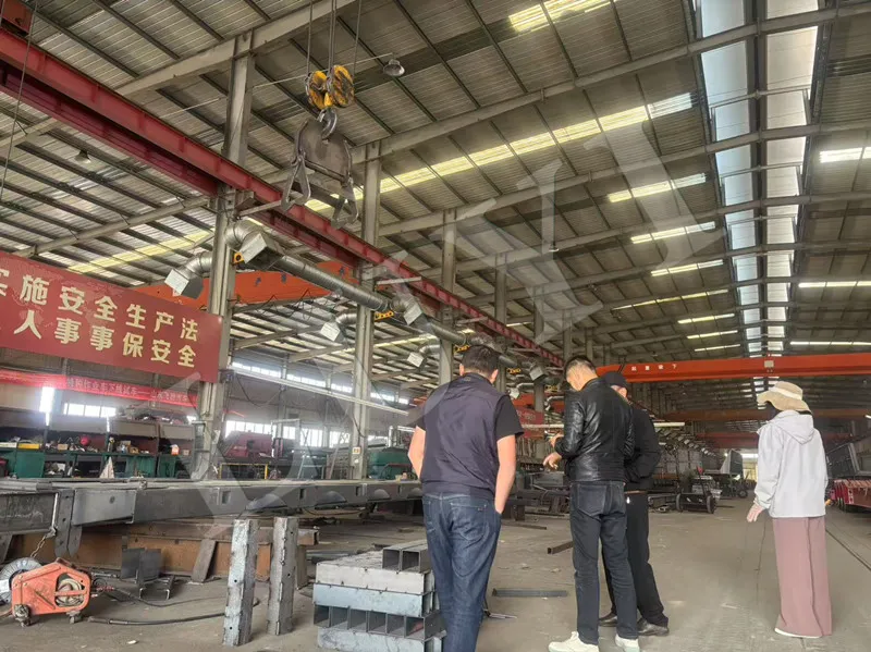 Lô của những người bán đường ray ba trục ba trục dành cho Bénin nổi bật với khả năng chịu tải đáng chú ý của nó.