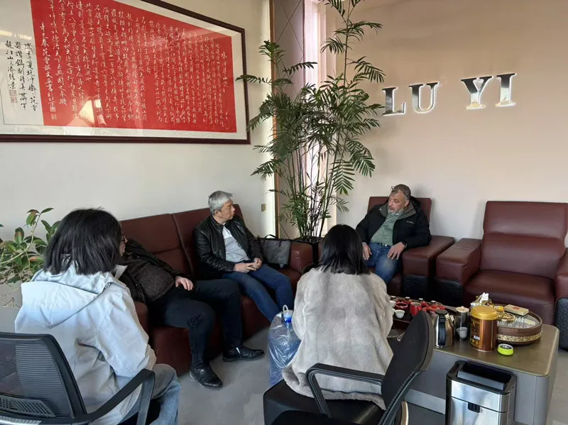 Khách hàng Ả Rập Saudi ghé thăm nhà máy Luyiauto và ký một đơn đặt hàng cho 25 đoạn giới thiệu giường thấp năm trục!