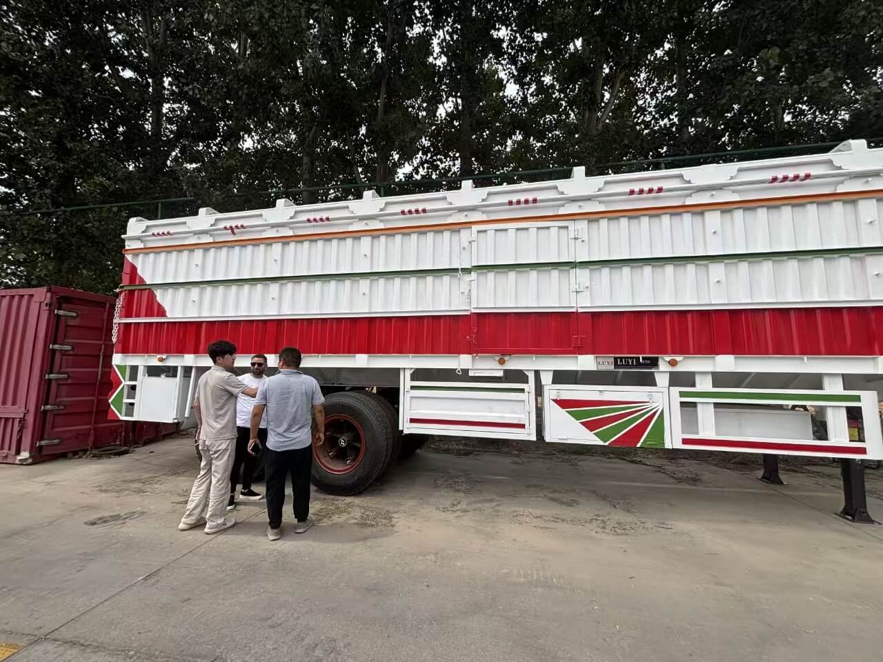 Khách hàng của Sudan đã đến thăm Công ty Lu Yi để mua xe treo bên 2 trục