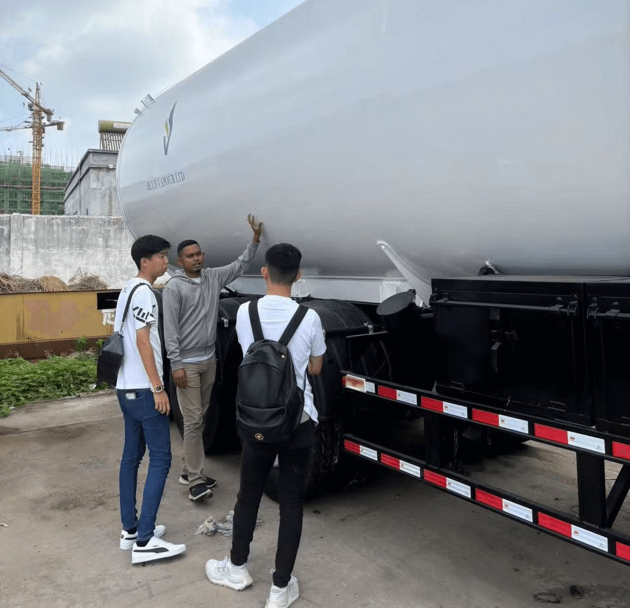 Khách hàng từ Liberia đã đến thăm nhà máy Luyi và mua ba chiếc xe tải bán dầu Axe Oil.