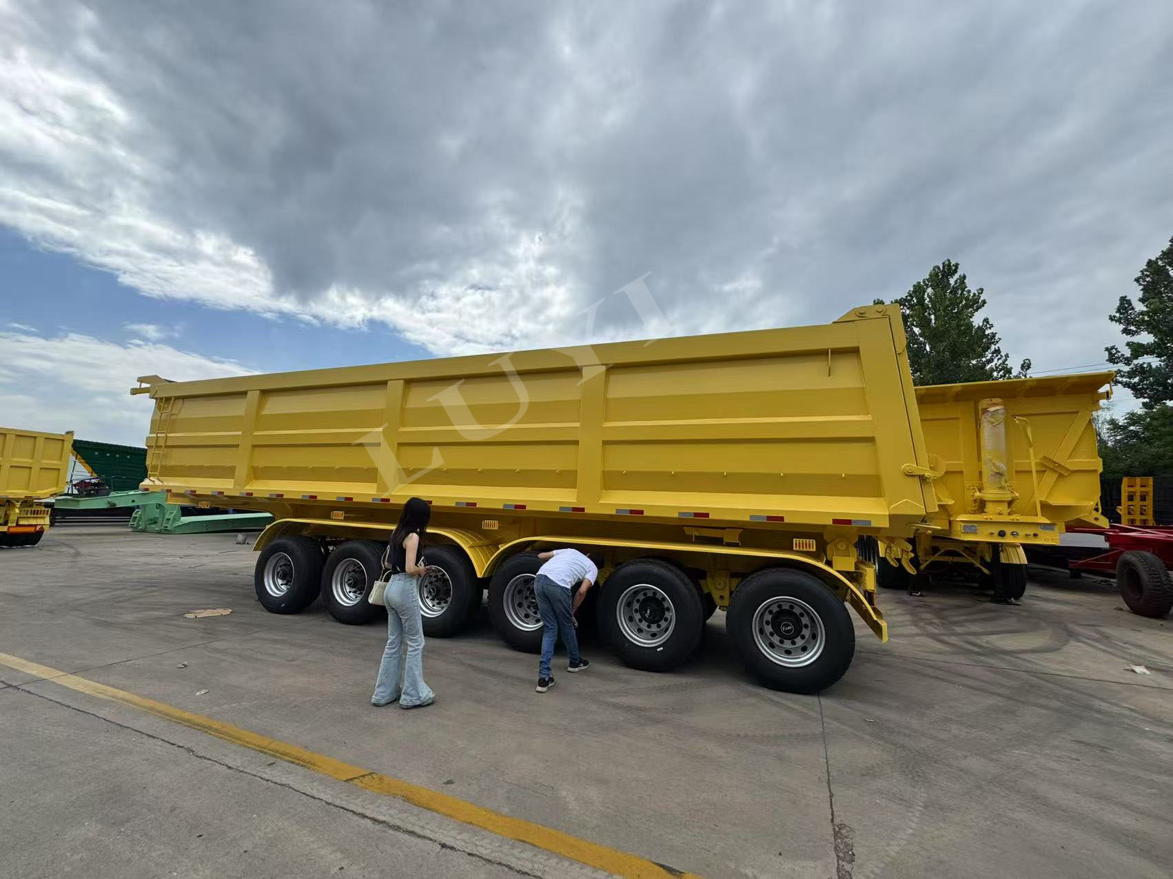 Khách hàng của Saudi tiến hành kiểm tra tại chỗ xe bồn xi măng 30 mét khối và đạt được đơn đặt hàng hợp tác một cách hiệu quả