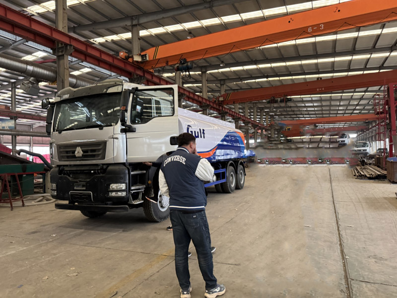 Nhà máy Luyi chào đón khách hàng Kyrgyzstani. Sau khi kiểm tra tại chỗ, việc mua xe bồn chở dầu đã hoàn tất thành công