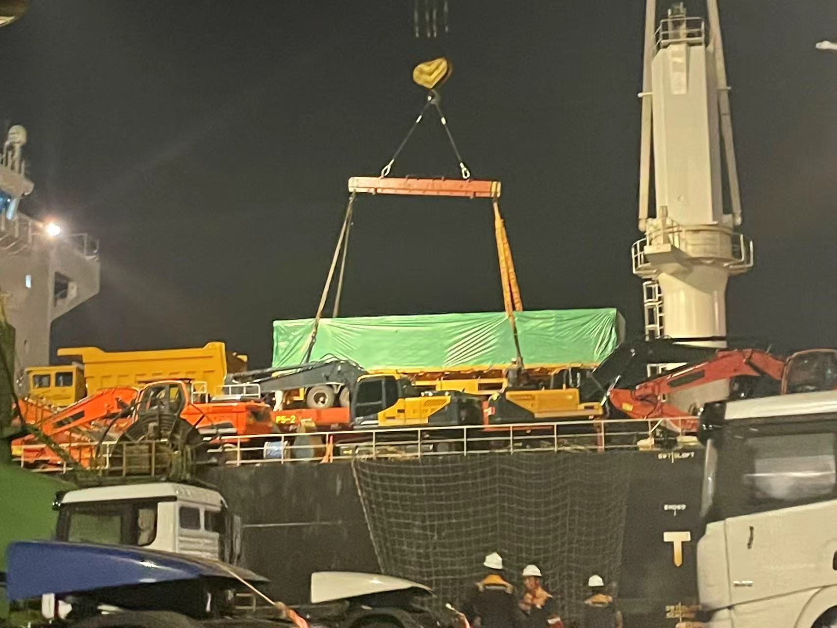 Lên đường tới Ghana! Ba rơ-moóc phẳng của LuYi đã được đưa lên tàu thành công