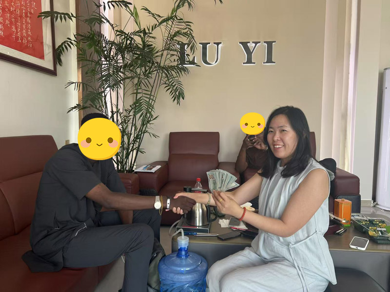 Khách hàng Nigeria đã đến thăm LuYi và ký hợp đồng, mở ra một chương mới trong hợp tác sơ mi rơ moóc.