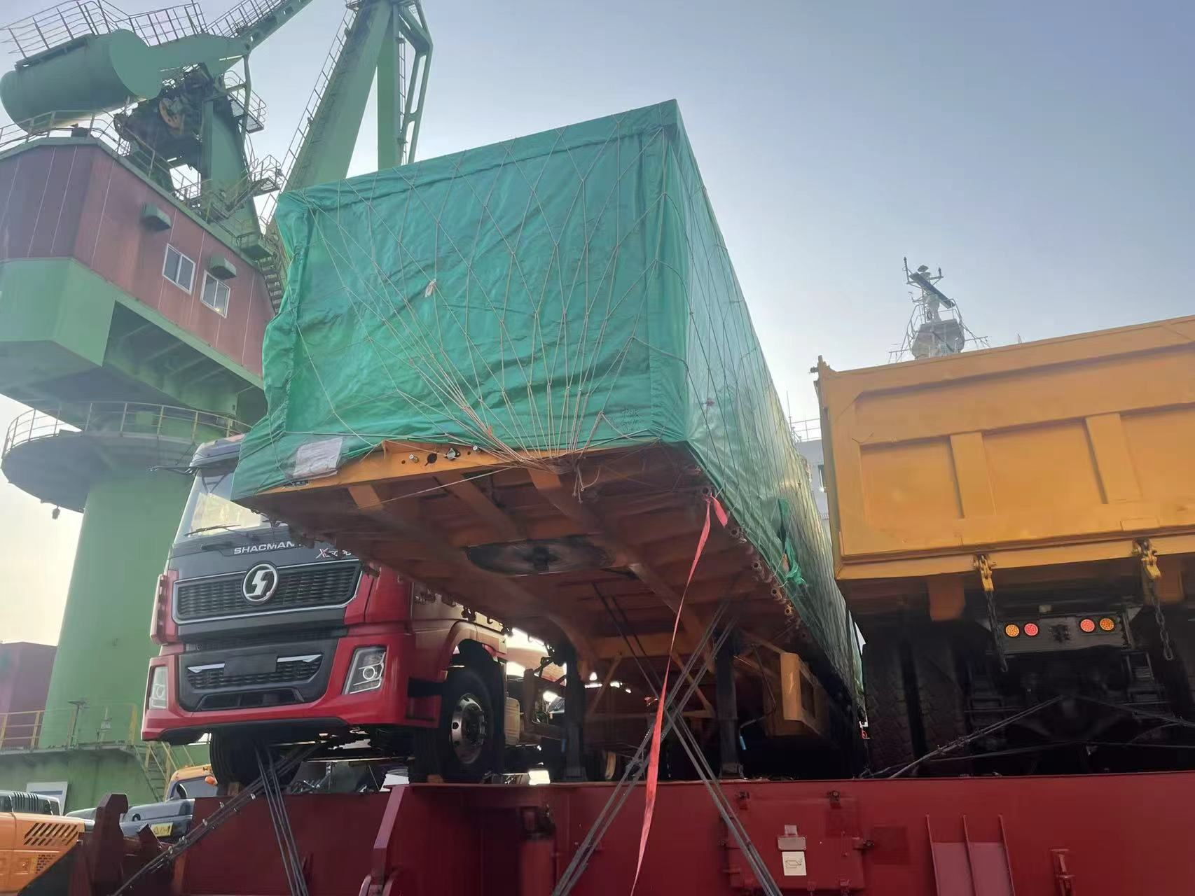 Lệnh vận chuyển xuyên biên giới mới! Sơ mi rơ moóc sàn phẳng 3 trục 4 foot Luyi khởi hành đi Kazakhstan