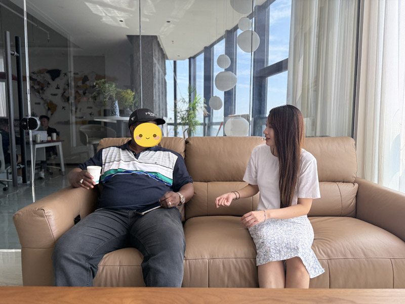 Khách hàng Kyrgyzstan đến thăm nhà máy của Lu Yi và ký kết thành công hợp đồng sản xuất sơ mi rơ moóc sàn phẳng bốn trục