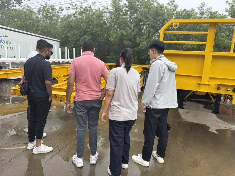 Nhà máy Luyi tiếp nhận các thương gia Nam Phi, sơ mi rơ moóc phẳng thu hút ý định hợp tác