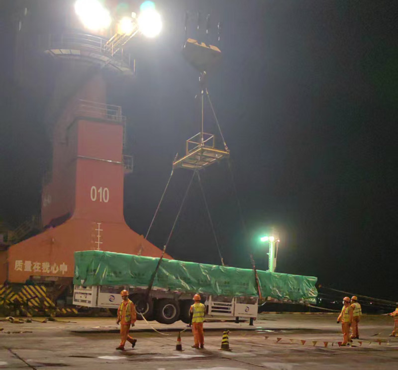 Lô sơ mi rơ moóc sàn phẳng ba trục Luyi xuất phát và được vận chuyển thành công sang thị trường Oman