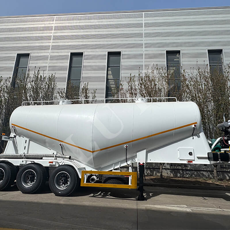 Tăng cường hợp tác hậu cần Trung Quốc-Senegal, sơ mi rơ moóc thùng dầu 3 trục Luyi được vận chuyển đến Sénégal