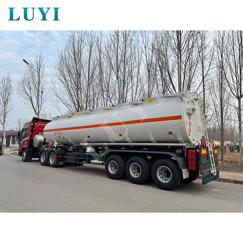 Sơ mi rơ moóc thùng dầu 3 trục 3000 lít Luyi vận chuyển đi Sénégal giúp vận chuyển năng lượng địa phương