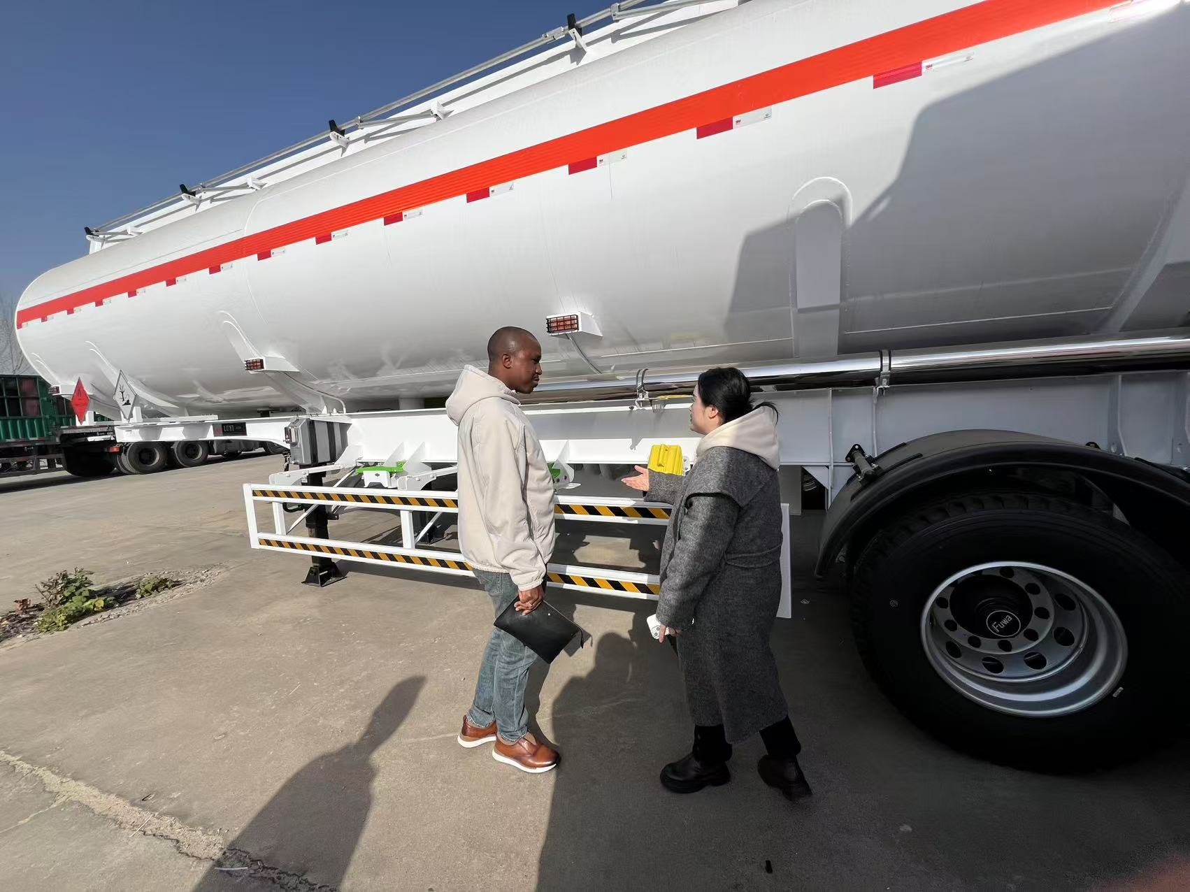 Khách hàng Guinea đến thăm cơ sở sản xuất LUYI, tận mắt chứng kiến ​​quá trình sản xuất sơ mi rơ moóc 40T