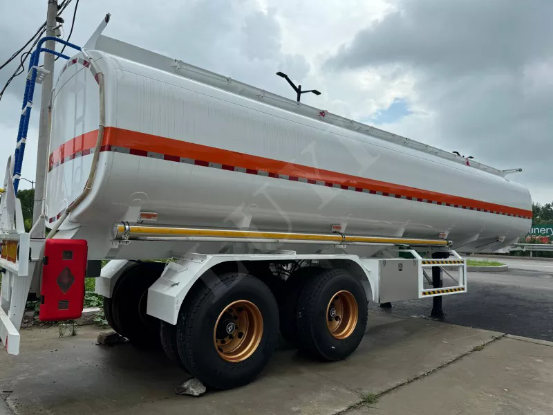 30000 lít xe chở dầu bán qua đường ray