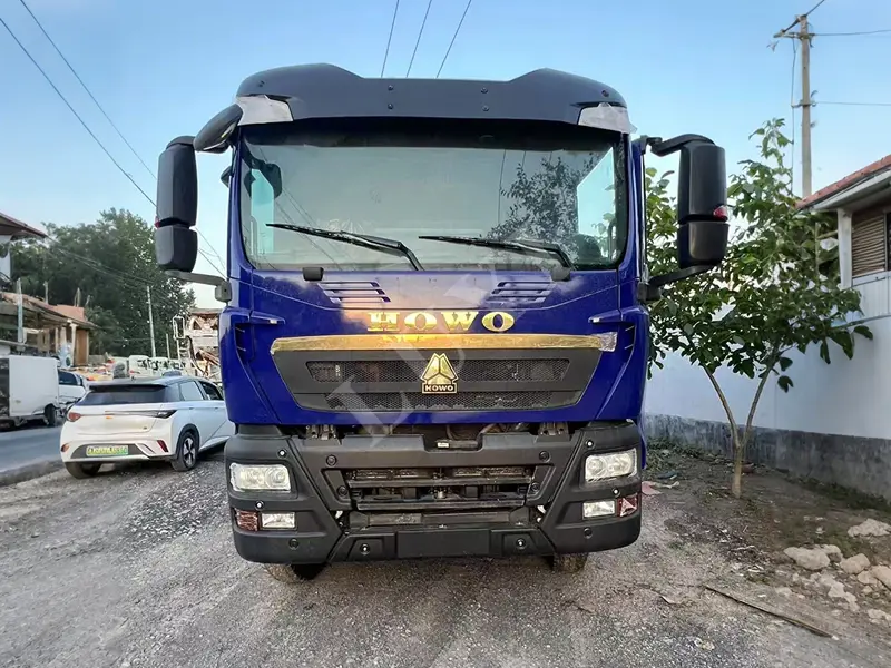 Xe tải đổ màu xanh
