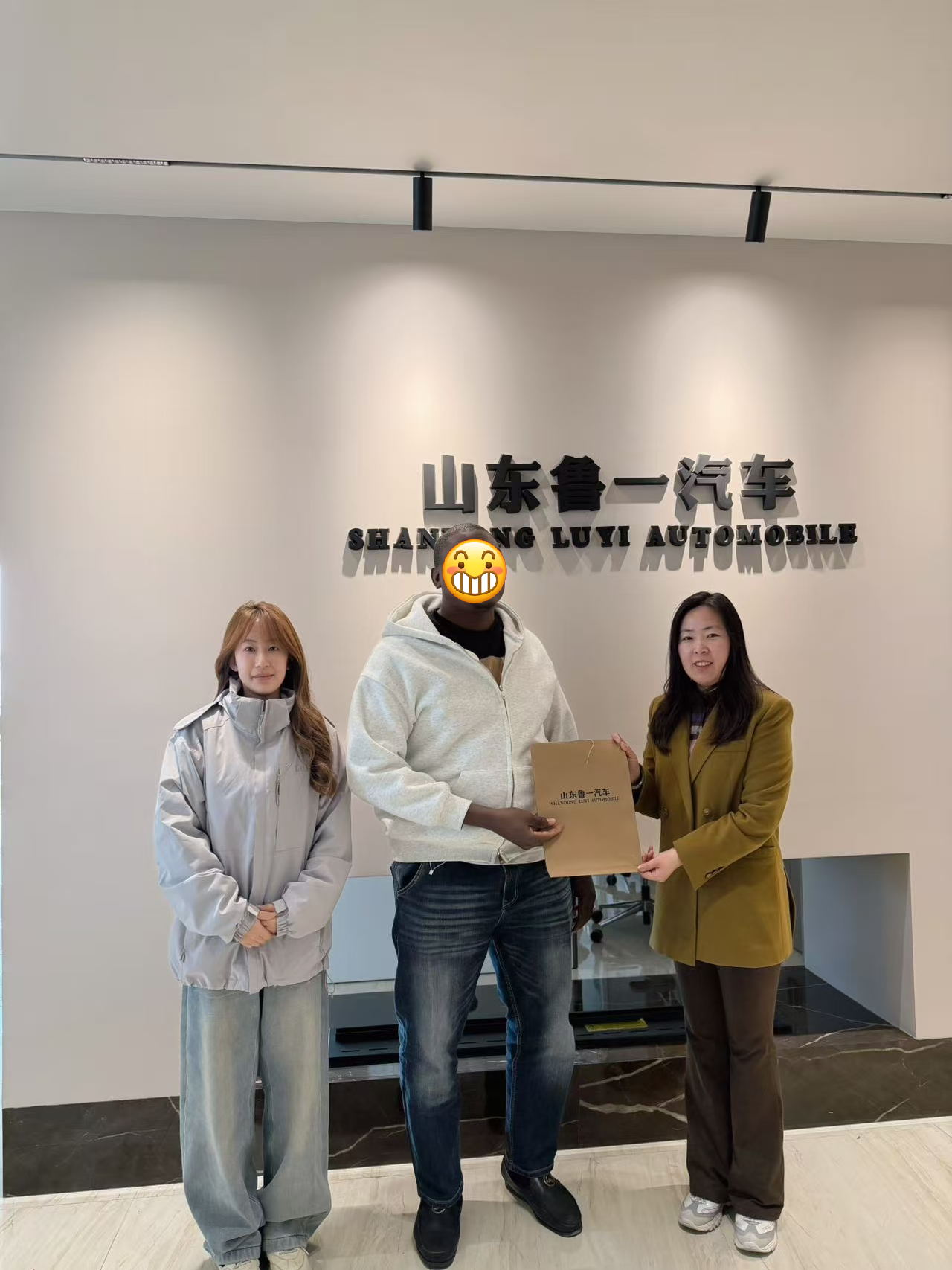 Từ chuyến thăm nhà máy đến xác nhận đơn hàng: Làm thế nào Luyi Auto giành được sự tin tưởng của khách hàng Bờ Biển Ngà cho 4 xe ben hạng nặng