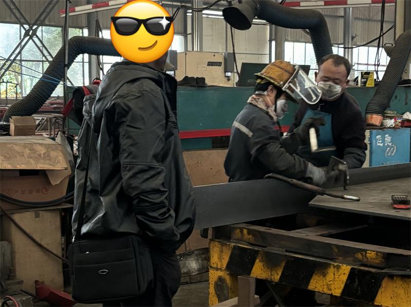 LUYI đã giúp khách hàng của Comoros Logistics cải thiện tính linh hoạt của hàng hóa như thế nào với 3 sơ mi rơ moóc có tường ba trục LUYI đã giúp khách hàng của Comoros Logistics cải thiện tính linh hoạt của hàng hóa như thế nào với 3 sơ mi rơ moóc có tường ba trục