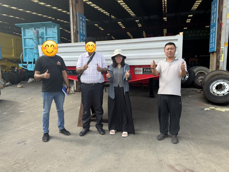 Khách hàng của dịch vụ hậu cần Kazakhstan đến thăm Luyi Auto và đặt hàng 3 sơ mi rơ moóc vách ngăn 2 trục tùy chỉnh