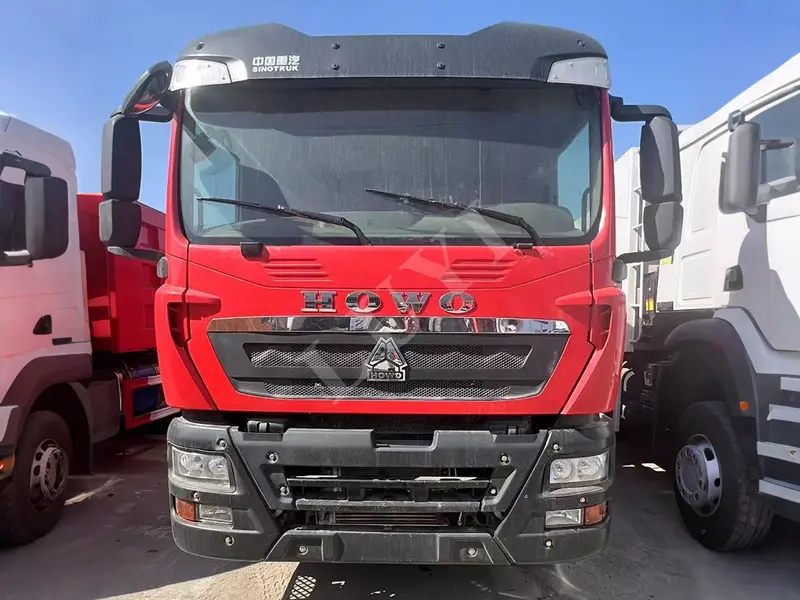 Xe tải đổ màu đỏ