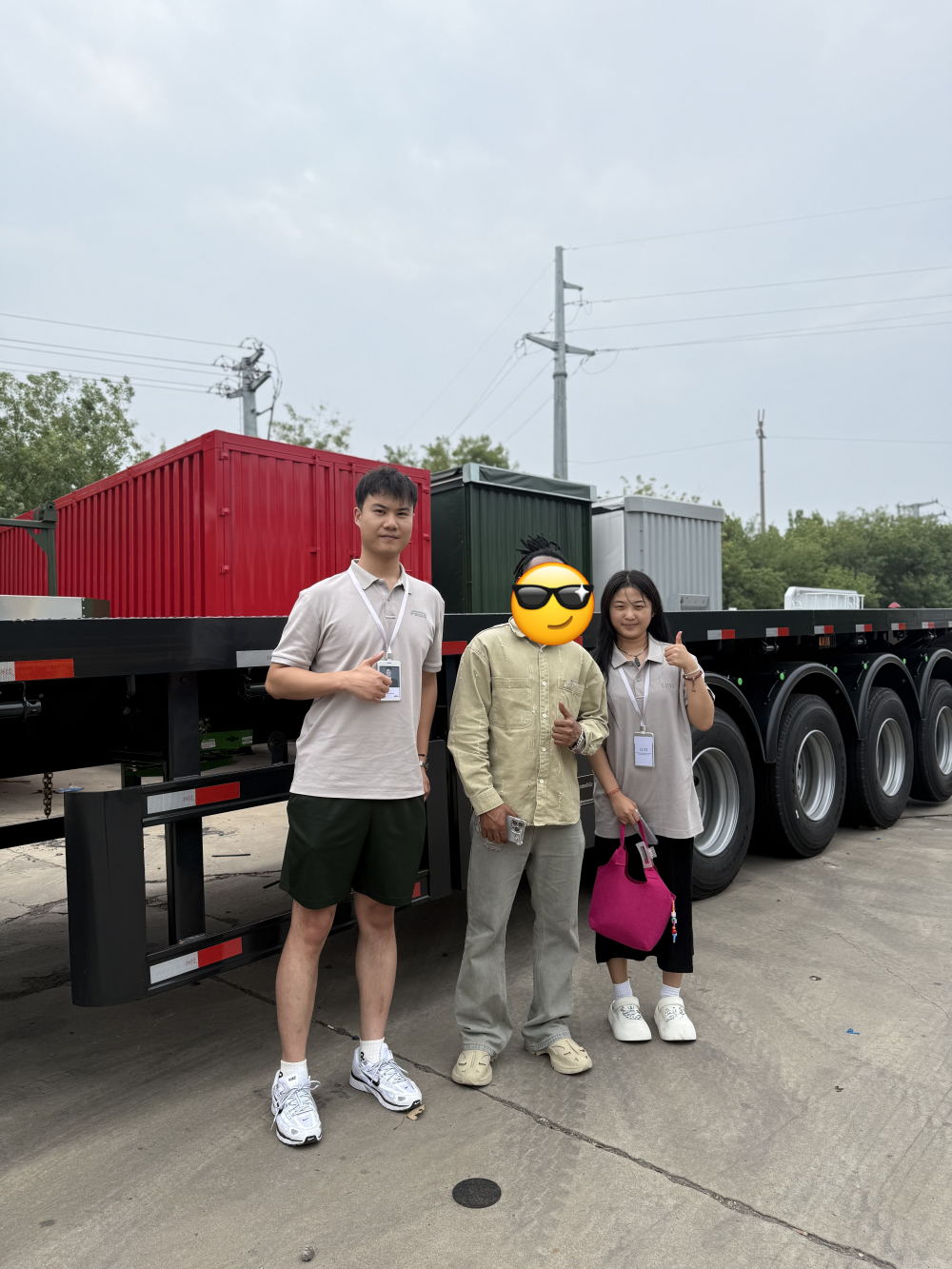 Khách hàng của Swaziland Logistics ghé thăm Luyi Auto và đặt hàng 3 rơ moóc phẳng màu đen tùy chỉnh để vận chuyển hàng hóa đường gồ ghề